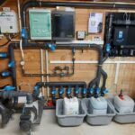 Local technique de piscine équipé d’un système Dryden Aqua, régulation automatique pH/Redox et filtration complète installée par Dodin Piscine.